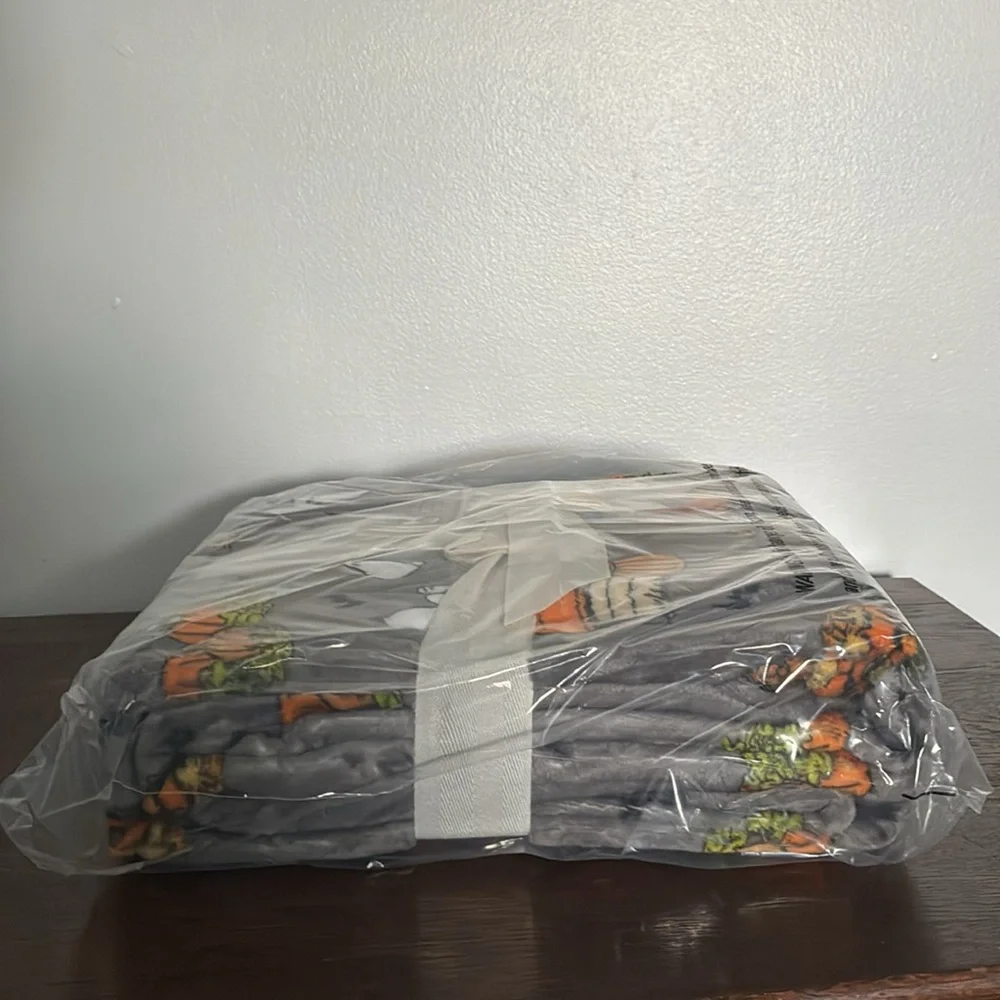NWT-BERKSHIRE- Peanuts- Snoopy- Halloween- Gray VelvetSoft Blanket 55x70 👻🎃🦇